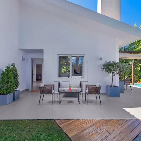 The White At Sani Apartment *